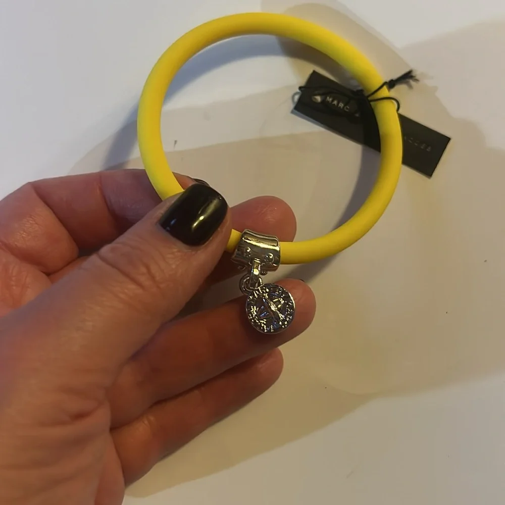 ARC BY MARC JACOBS YELLOW ELASTIC SILICONE BRACELET W/CHARM - Picture 2 of 2